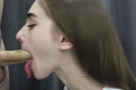 Долго училась и теперь делает глубокий минет без труда