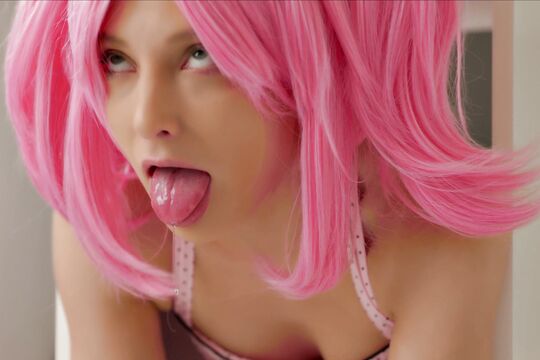 Анимешница с розовыми волосами прыгает на искусственном члене