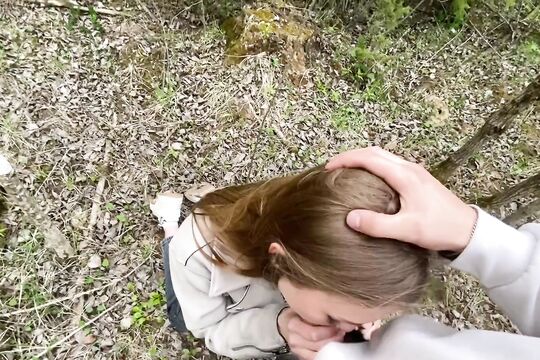 Шла домой с другом через лес и сделала ему минет